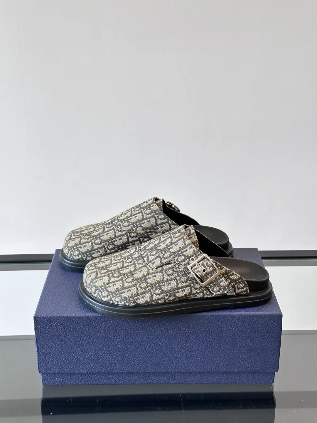 p340 "Dio＊" Brand new mules are available. I think cap-toe mules are really cool for boys. They are Dior's most classic oblique print and are fashionable and comfortable. These Dior Aqua mules combine modern style and classic design. Beige and black Oblique printed fabric upper with adjustable straps and a metal-clad copper alloy Dior buckle for added style. Paired with black leather, rubber and EVA notch soles, they can be easily paired with a variety of casual outfits. size: 38-45 (45 customized)